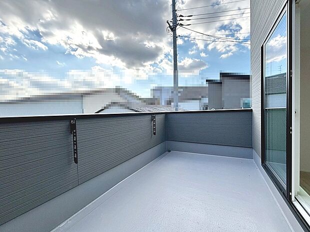 【バルコニー】南面バルコニーですので、日当り良好で洗濯物が良く乾きそうですね！