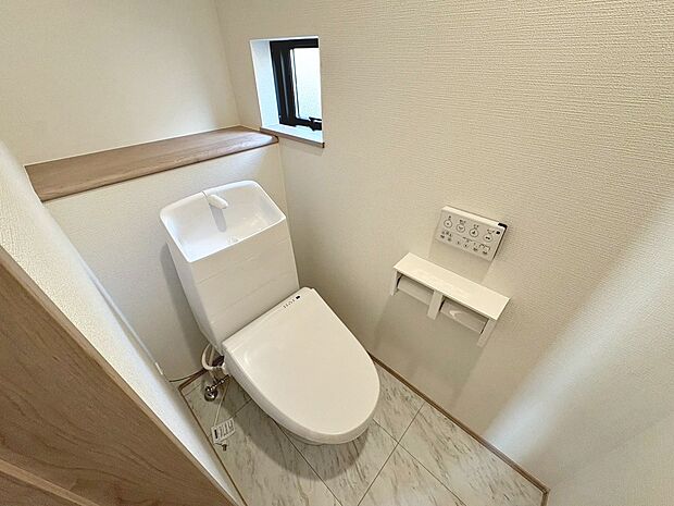 【温水洗浄便座】温水洗浄便座ですので、寒い日も温かい便座で安心して使用していただけますよ♪