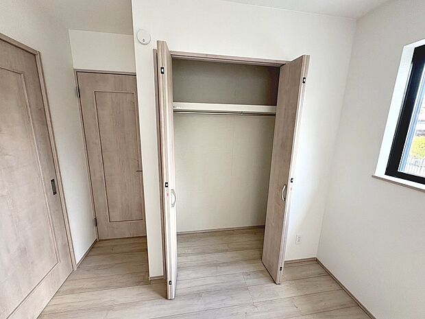 【クローゼット】クローゼットにはハンガーパイプが付いているので、洋服も綺麗に収納できますね！