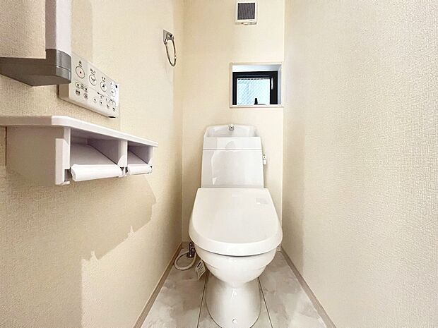 【温水洗浄便座】温水洗浄便座ですので、寒い日も温かい便座で安心して使用していただけますよ♪