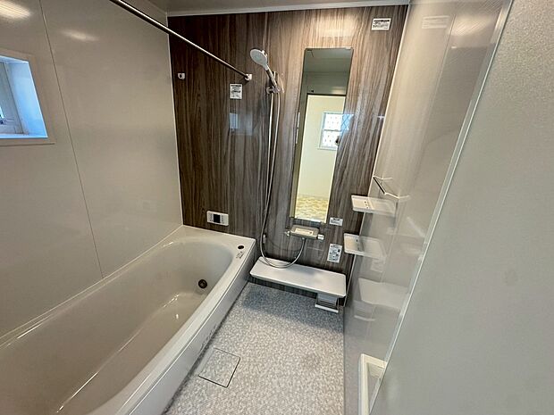 【一坪以上の浴室】浴室に窓が付いているので、換気ができて湿気やカビ防止になりますよ