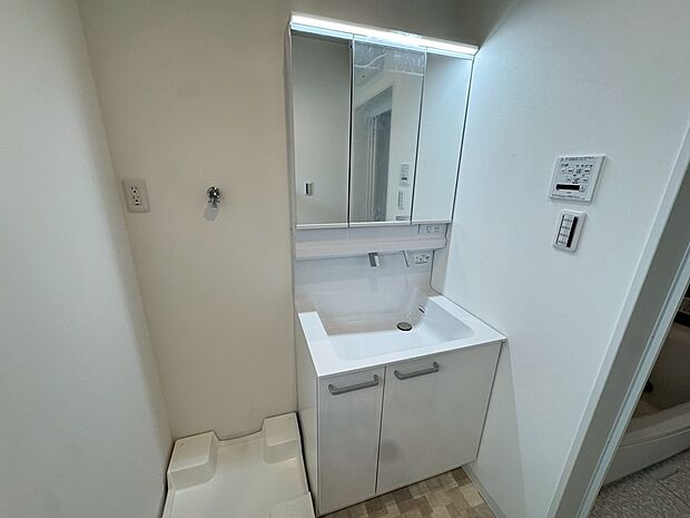 【3面鏡のシャワー付洗面台】寝ぐせ直しもラクラクですね!鏡裏・洗面台下にも収納があるので、スッキリと片付きますね!