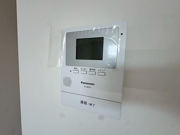 【TVモニター付きインターホン】TVモニター付きインターホンですので、突然の来客時にも外の様子が確認できて安心です!