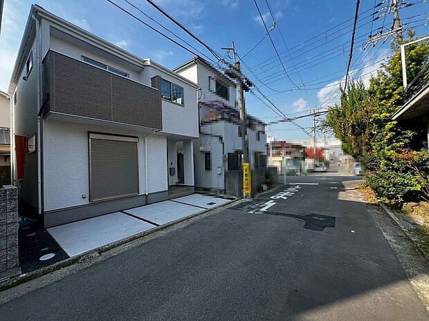 【前面道路を含む現地写真】前面道路約5.4ｍ！広々運転の苦手な方も安心ですね！