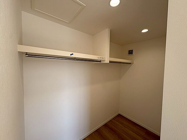 【ウォークインクローゼット】ゆとりあるウォークインクローゼットです!たくさん収納出来ますよ♪