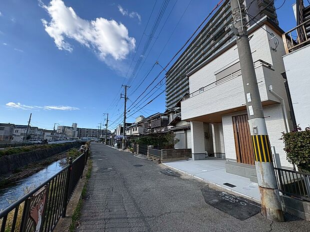 【前面道路を含む現地写真】JR阪和線「上野芝」駅まで徒歩9分!毎日の通勤や通学に便利です!