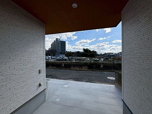 【その他現地写真】令和7年12月完成済!お忙しい方でもお仕事帰り等にご内覧頂けます♪