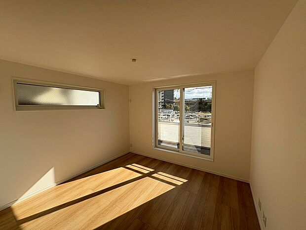 【洋室】2面採光のお部屋もあります!明るくお家に気持ちも明るくなりますね♪