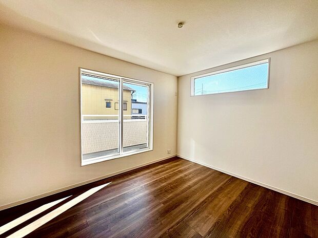 【洋室】2面採光の居室もあるので、明るく風通しの良い室内に気持ちも明るくなりますね♪