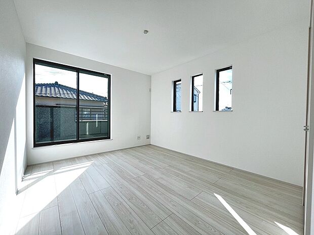 【洋室】２面採光のお部屋もあります！明るくお家に気持ちも明るくなりますね♪