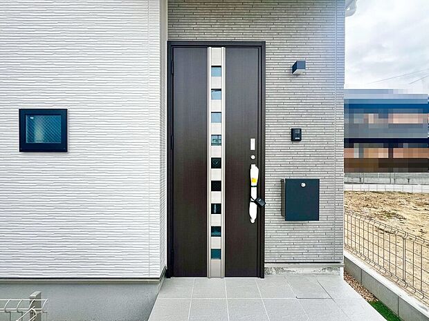 【エントランス】玄関断熱ドアで一年中快適な住まい♪
