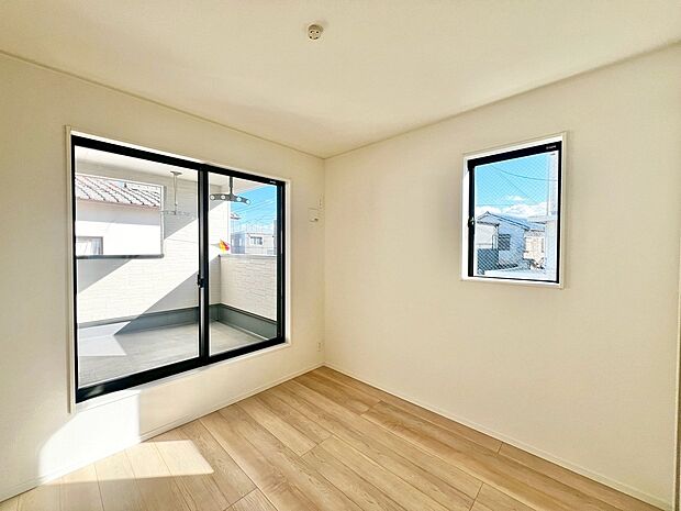 【洋室】２面採光のお部屋もありますよ！明るい住まいに気持ちも明るくなりますね！