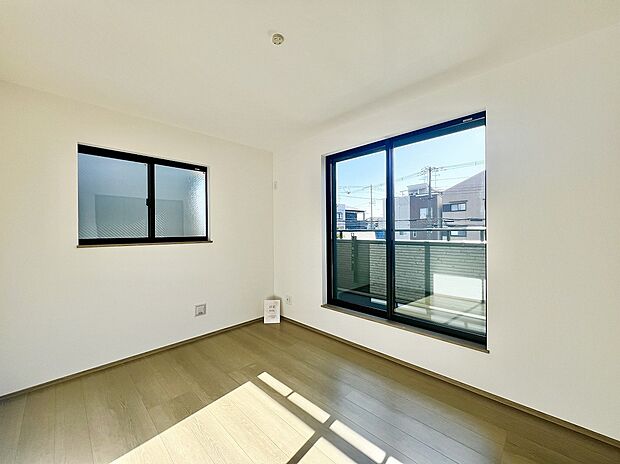 【洋室】複層ガラスですので、暑い日も寒い日も室内は快適！！結露も予防出来て嬉しいですね♪