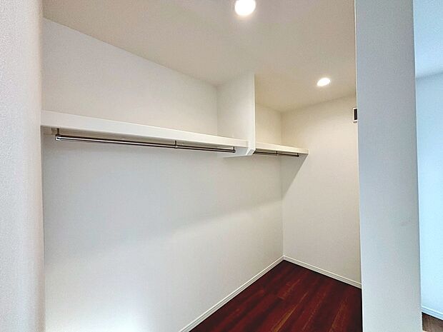 【ウォークインクローゼット】ゆとりあるウォークインクローゼットです!たくさん収納出来ますよ♪