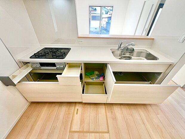 【３口コンロ・浄水器付システムキッチン】綺麗なお水で美味しいご飯を作って下さいね♪３口コンロでお料理のレパートリーも増えますね♪忙しいママをサポートしてくれます♪