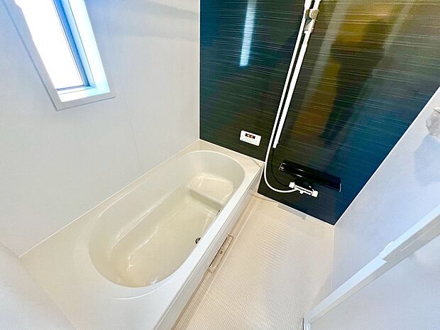 【浴室】一坪以上の浴室でのびのび一日の疲れを癒して下さいね！
浴室に窓が付いているので、換気ができて湿気やカビ防止になりますよ！