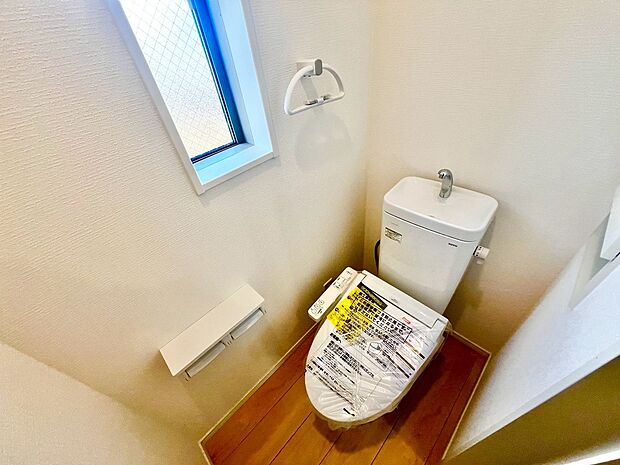 【温水洗浄便座】温水洗浄便座ですので、寒い日も温かい便座で安心して使用していただけますよ♪