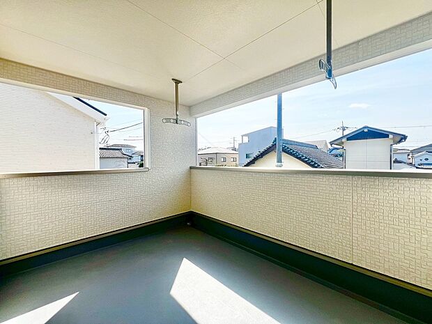 【インナーバルコニー】突然の雨でも洗濯物が濡れにくく安心ですね！