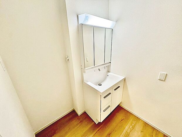 【洗面室】ゆとりある洗面室で朝の身支度もスムーズにできますね!