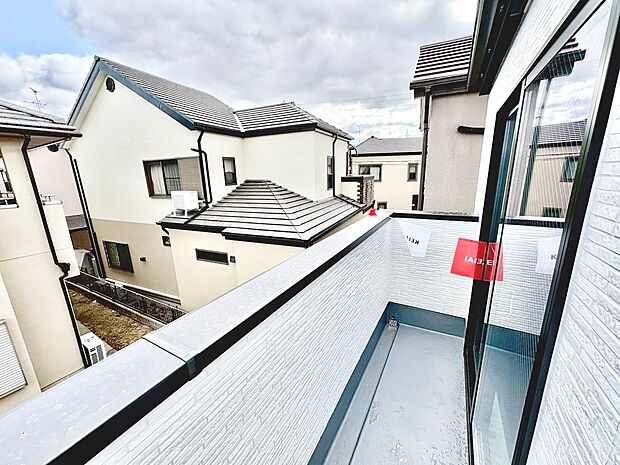 【南東面バルコニー】日当り良好で洗濯物がよく乾きますよ!