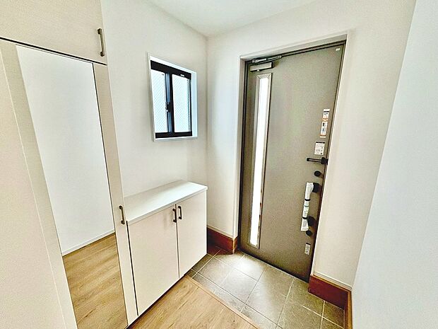 【シューズボックス】姿見が付いているので、お出かけ前の身だしなみチェックも出来ますよ!