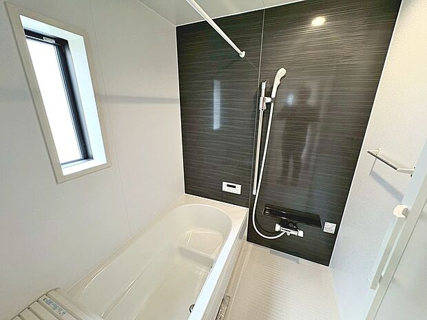 【浴室暖房乾燥機付】一坪以上の浴室でのびのび一日の疲れを癒して下さいね!
浴室に窓が付いているので、換気ができて湿気やカビ防止になりますよ!