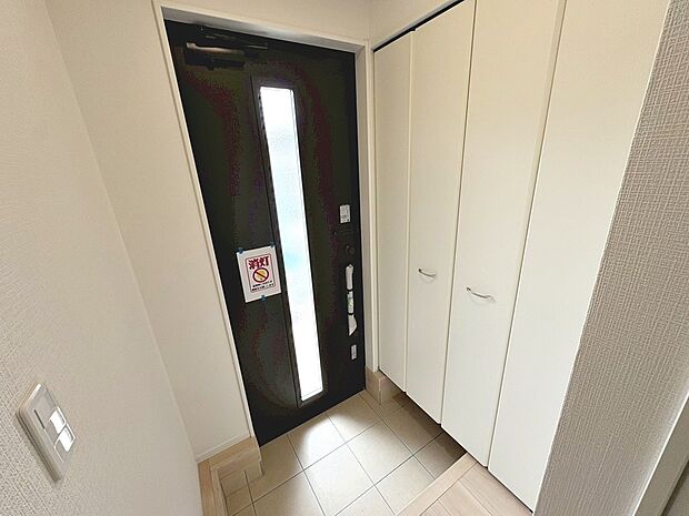 【玄関】玄関にシューズボックスがあるので、玄関周りもすっきり片付きますね♪