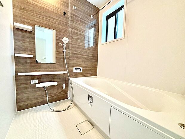 【浴室】一坪以上の浴室でのびのび一日の疲れを癒して下さいね!
浴室に窓が付いているので、換気ができて湿気やカビ防止になりますよ!