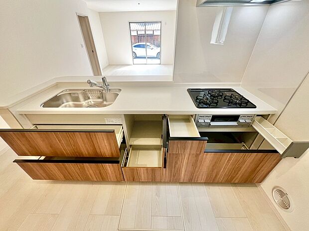 【3口コンロ・浄水器付システムキッチン】綺麗なお水で美味しいご飯を作って下さいね♪3口コンロでお料理のレパートリーも増えますね♪忙しいママをサポートしてくれます♪