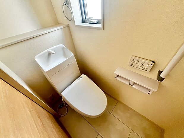 【温水洗浄便座】温水洗浄便座ですので、寒い日も温かい便座で安心して使用していただけますよ♪