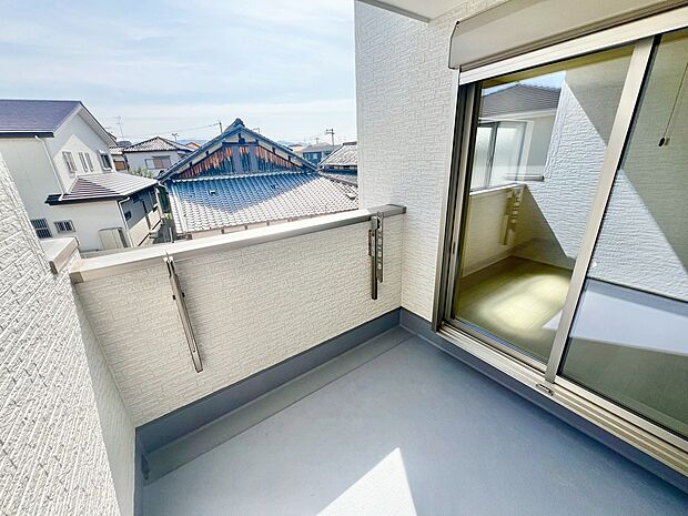 【バルコニー】インナーバルコニーですので、突然の雨でも洗濯物が濡れにくく安心ですね!