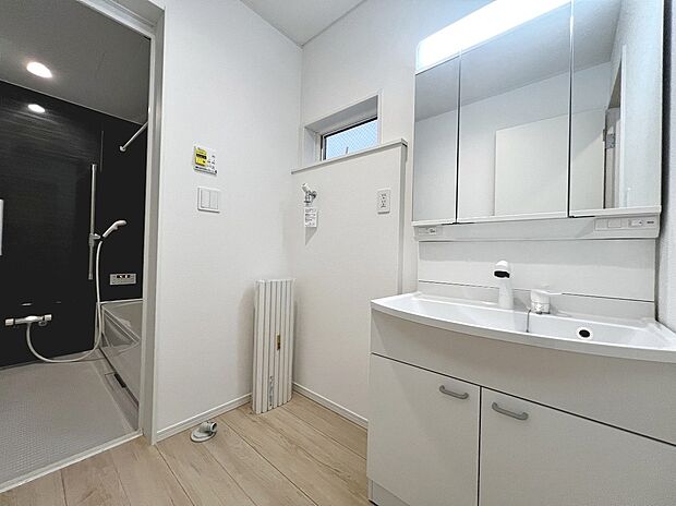 【洗面室】ゆとりある洗面室で朝の身支度もスムーズにできますね！