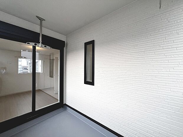 【バルコニー】インナーバルコニーですので、突然の雨でも洗濯物が濡れにくく安心ですね！