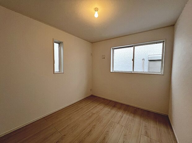 【洋室】２面採光のお部屋もありますよ！明るい住まいに気持ちも明るくなりますね！