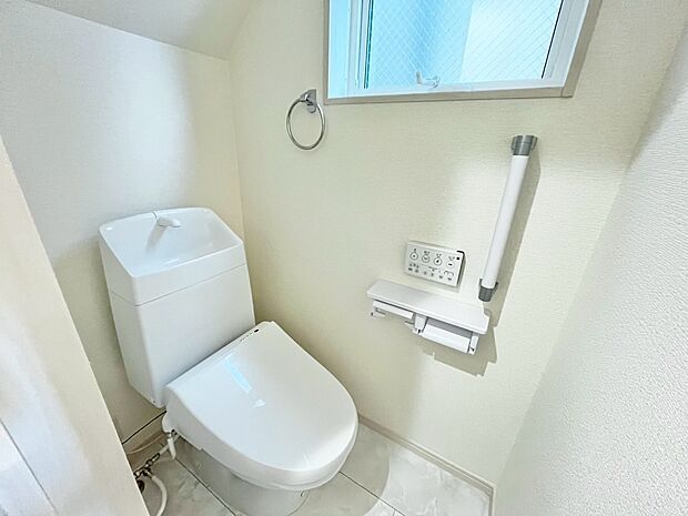 【温水洗浄便座】温水洗浄便座ですので、寒い日も温かい便座で安心して使用していただけますよ♪