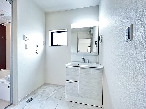 【３面鏡のシャワー付洗面台】寝ぐせ直しもラクラクですね！鏡裏・洗面台下にも収納があるので、スッキリと片付きますね！