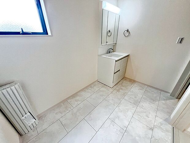 【洗面室】ゆとりある洗面室で朝の身支度もスムーズにできますね！