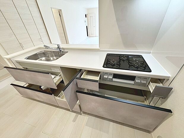 【3口コンロ・浄水器付のシステムキッチン】綺麗なお水で美味しいご飯を作って下さいね♪忙しいママをサポートしてくれますね♪3口コンロでお料理のレパートリーも増えますね♪