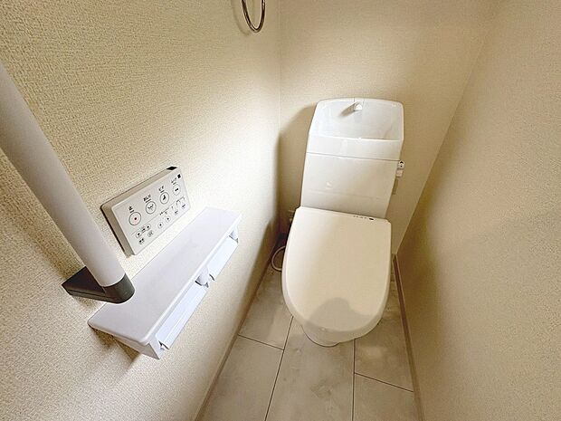 【温水洗浄便座】温水洗浄便座ですので、寒い日も温かい便座で安心して使用していただけますよ♪