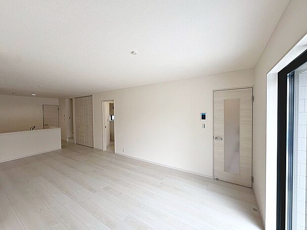 【リビング(1号棟)】LDK約19.6帖!ゆとりあるリビングに家族の時間も増えますね♪