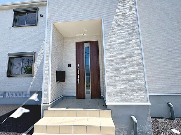 【エントランス】防犯カメラ設置しております!安心の住まいです!