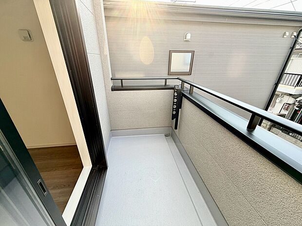 【バルコニー】物干し竿掛けが付いてますよ!