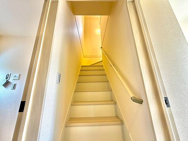 【階段手摺り】階段に手摺りが付いてるので、小さなお子様やご高齢の方の昇降も安心ですね!
