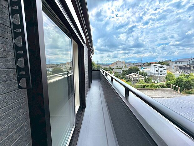 【バルコニー】南面バルコニーですので、日当たり良好です!