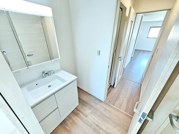 【洗面室】ゆとりある洗面室で朝の身支度もスムーズにできますね!