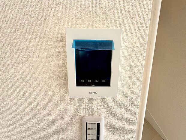 【TVモニター付きインターホン】TVモニター付きインターホンですので、突然の来客時にも外の様子が確認できて安心です!