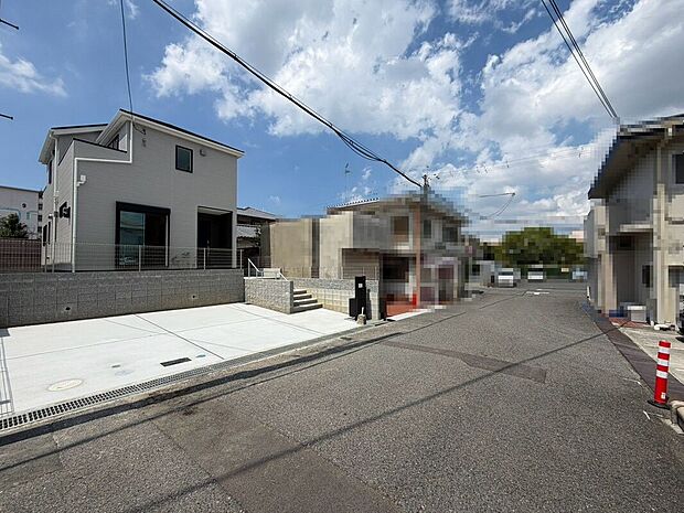 【前面道路を含む現地写真】前面道路約6m!広々運転の苦手な方も安心ですね!