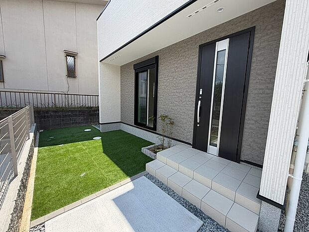 【エントランス(2号棟)】閑静な住宅街で叶える穏やかな新生活をここで始めませんか♪