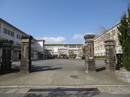 市立南陵中学校 約2.3km(徒歩29分)