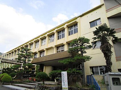 市立綾部小学校 約1.7km(徒歩約22分)